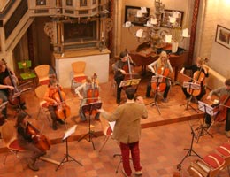 Eine Gruppe Celloschler beim Konzert